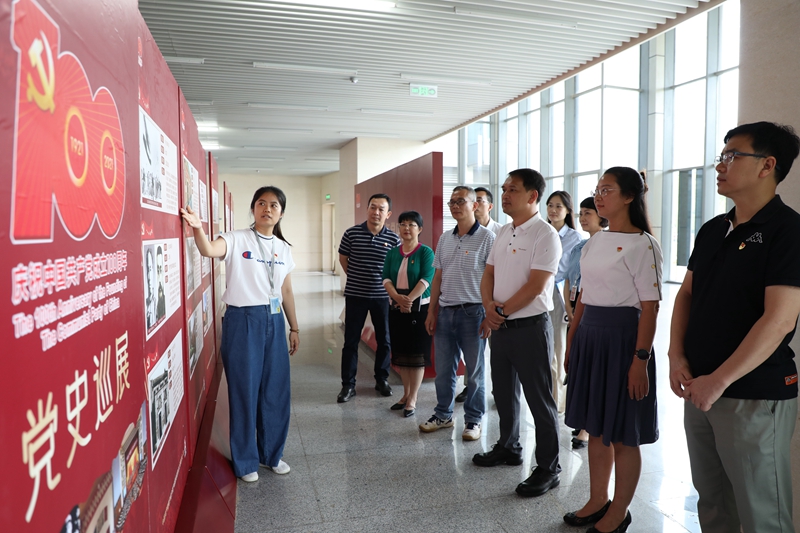 优游国际资产公司党史展览讲解员现场讲解党史历程.JPG